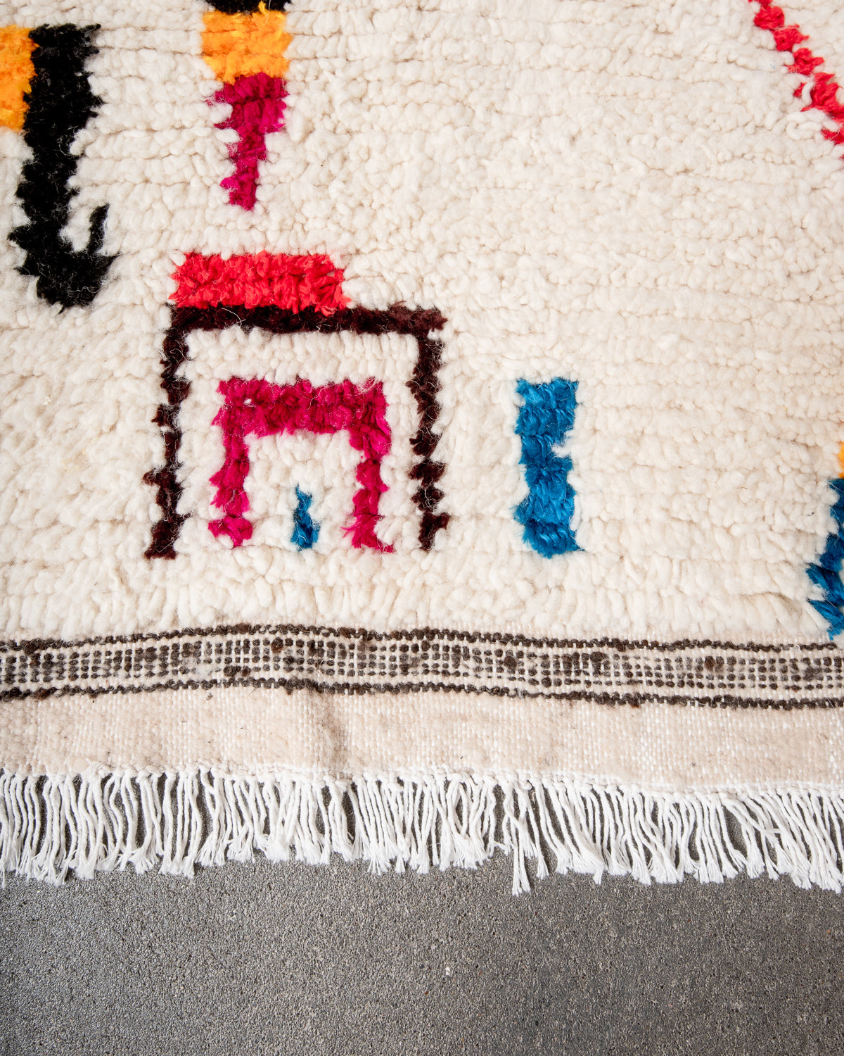 Modern designer handcrafted Berber rug from Morocco. Azilal rug with beautiful colors and patterns. Made of sheep’s wool and colourful cotton.